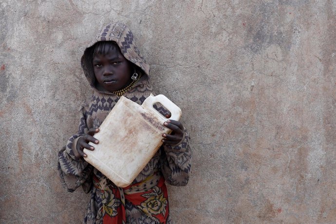 Una niña espera para conseguir agua en Kenia
