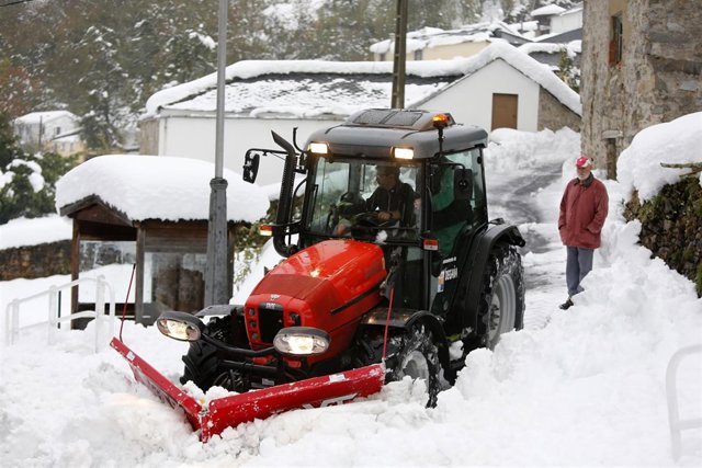 Imágenes de la Unidad Militar de Emergencia ayudando en Asturias por las nevadas
