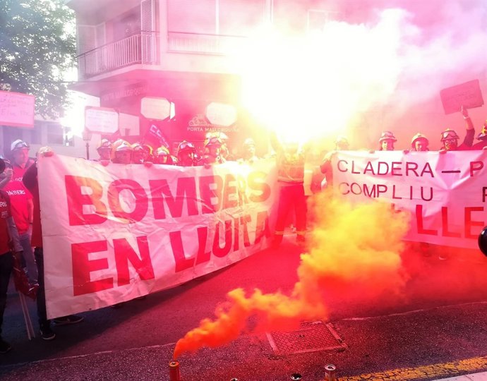 Manifestación de bomberos ante el Parlament