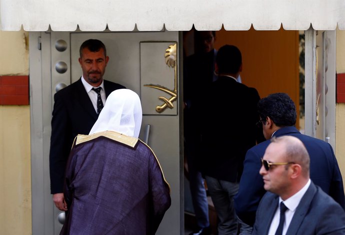 El fiscal general de Arabia Saudí visita el consulado en Estambul