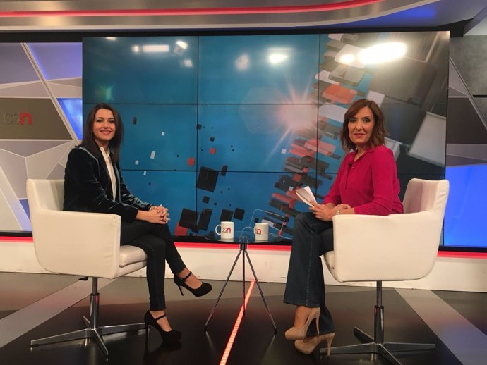 Inés Arrimadas (Cs), a la izquierda, entrevistada en Canal Sur TV