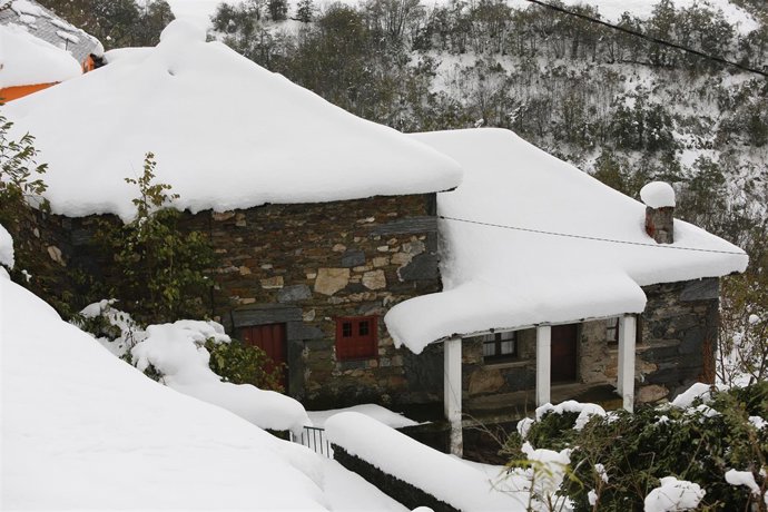 Imágenes de la Unidad Militar de Emergencia ayudando en Asturias por las nevadas