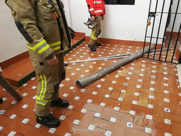 Canalón caído en una vivienda