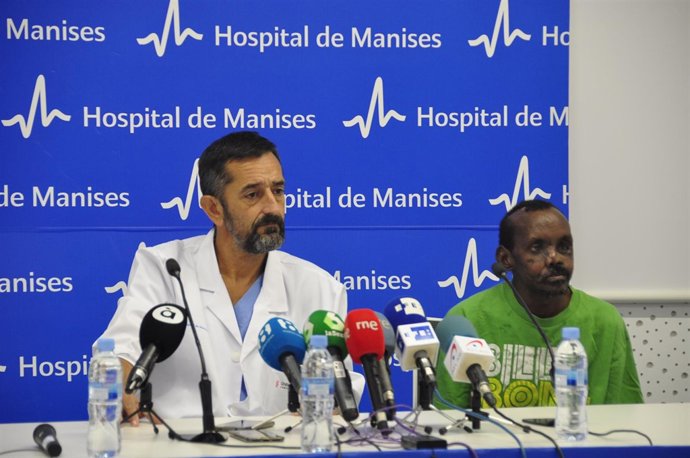 El doctor Cavadas con el paciente keniano Lonunuko