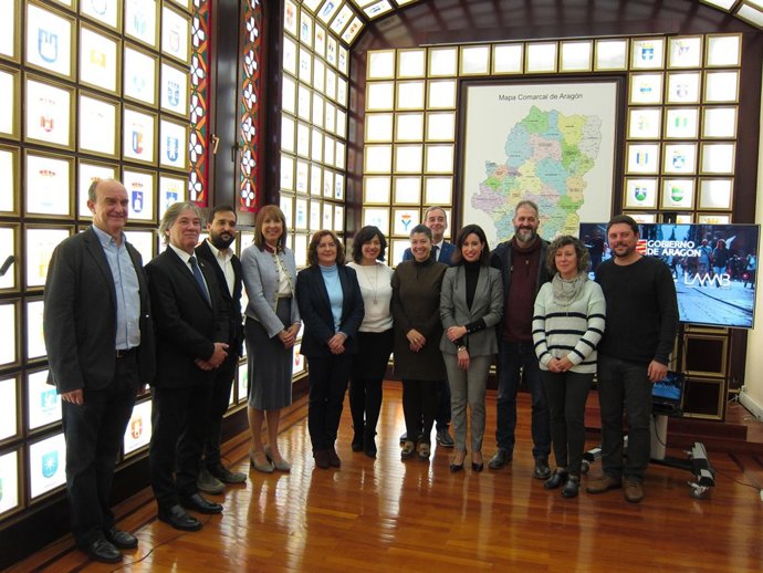 Broto y los representantes de ayuntamientos que se han sumado a la plataforma