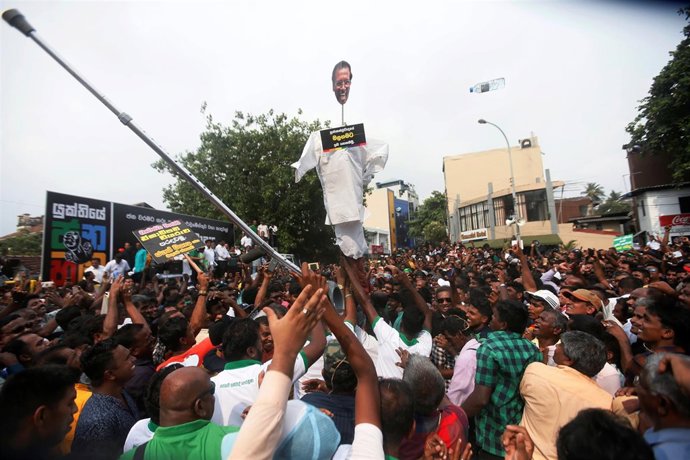 Partidarios de Ranil Wickremesinghe golpean un muñeco del presidente Sirisena