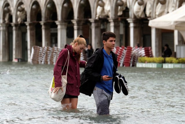 La Plaza San Marcos, en Venecia, inundada por el 'acqua alta' debido al temporal