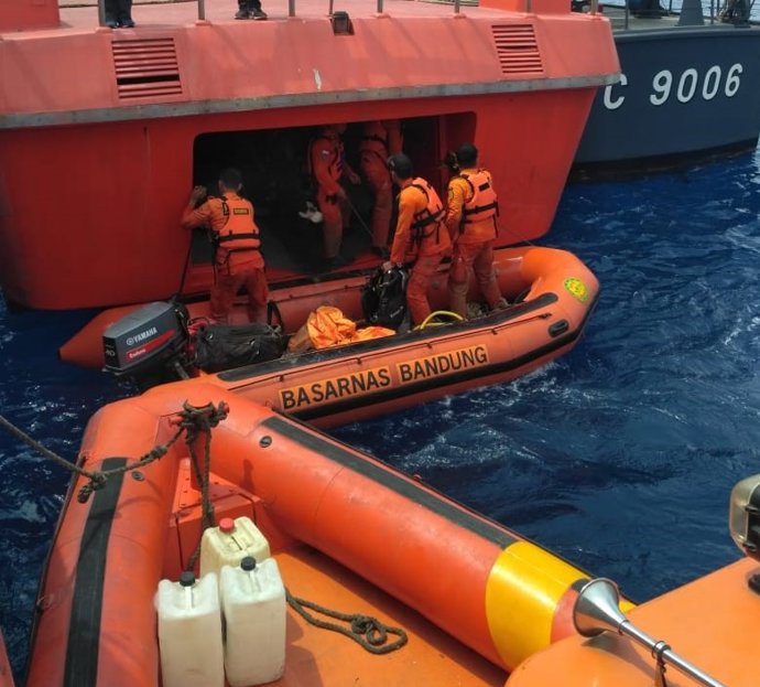 Personal de la agencia BASARNAS en labores de búsqueda del avión de Lion Air