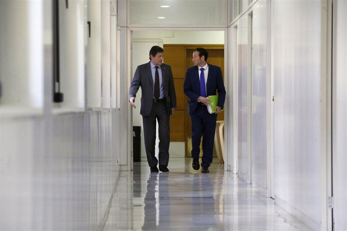 Javier Fernández y Guillermo Martínez tras el consejo de Gobierno. 
