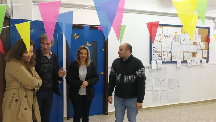 La alcaldesa, acompañada por el director del centro y la delegada de Educación. 