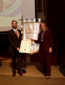 La doctora Slocker entrega el premio al director del IOBA