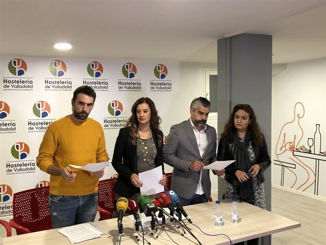 María José Hernández (centro derecha) posa con otros representantes de Apehva