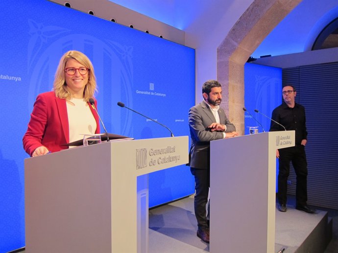 La portaveu del Govern Elsa Artadi i el conseller Chakir El Homrani   