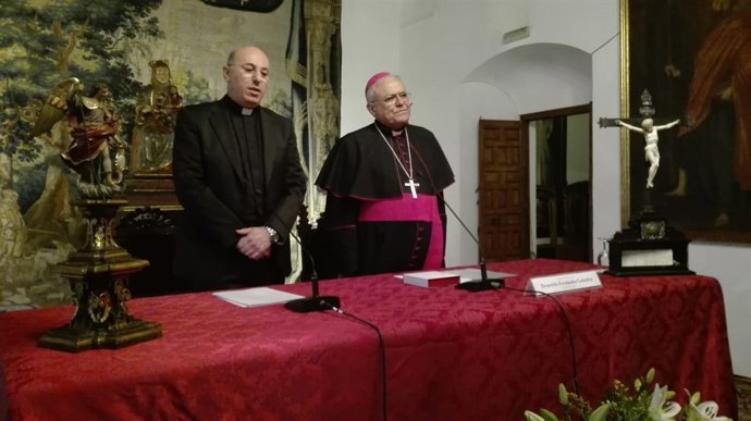 El nuevo obispo de Guadix, Francisco Orozco, junto al obispo de Córdoba
