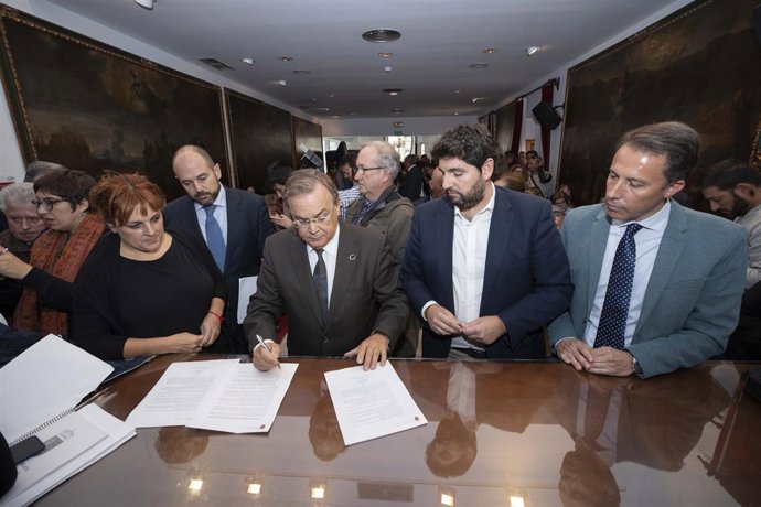 El presidente se reúne con los beneficiarios de las ayudas por los terremotos 