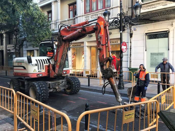 Escavadora en las obras de la calle Don Jaime I, lateral