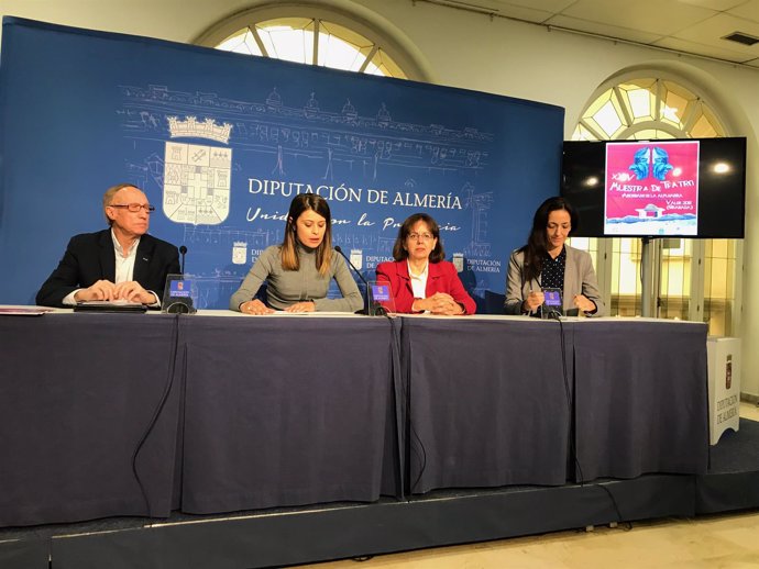 La diputada Ángeles Martínez y la alcaldesa de Valor, presentando la muestra.