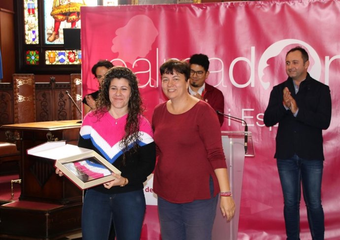 Cort entrega placas conmemorativas a deportistas palmesanas