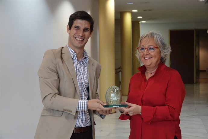 Teresa Porras recibe premio Ecovidrio de reciclaje              