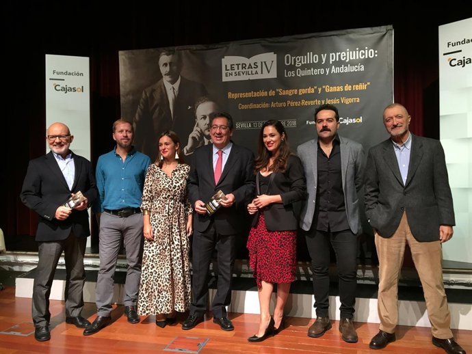 El presidente de la fundación Cajasol y los actores de 'Letras en Sevilla' 2018
