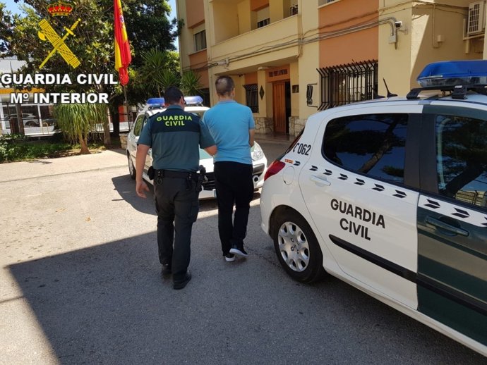 Los agentes se llevan al detenido en Requena