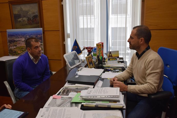 El alcalde de Siero suscribe el contrato para urbanizar una calle 