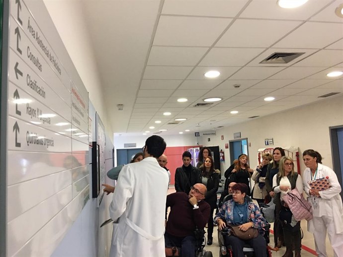 Pacientes visitan las urgencias charla conocer estructura sanidad salud interloc