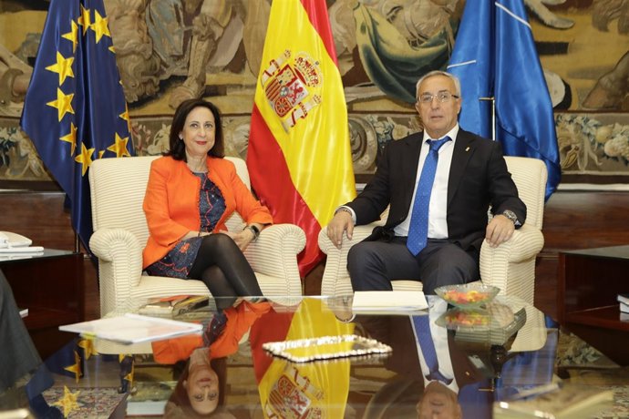 Margarita Robles y Alejandro Blanco en una reunión en el Ministerio