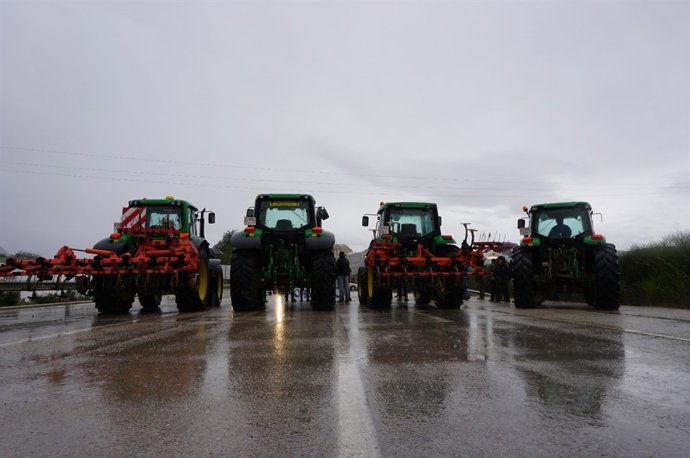 Tractores cortan la carretera A-357 protesta no declaracion zona catastrofica 