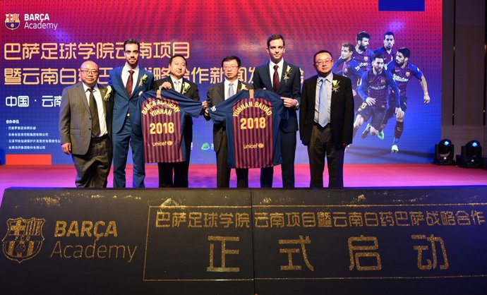 Signatura de l'acord entre el FC Barcelona i Yunnan Baiyao