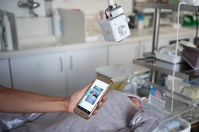 Mare veient al seu bebè ingressat en la UCI de l'Hospital Clínic
