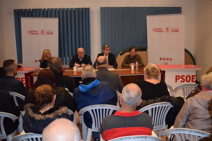 Pablo Zuloaga con militantes y simpatizantes del PSOE de Valles Pasiegos