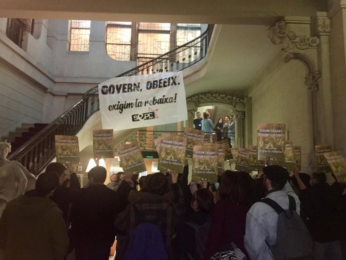 Estudiants entren en la Conselleria d'Economia