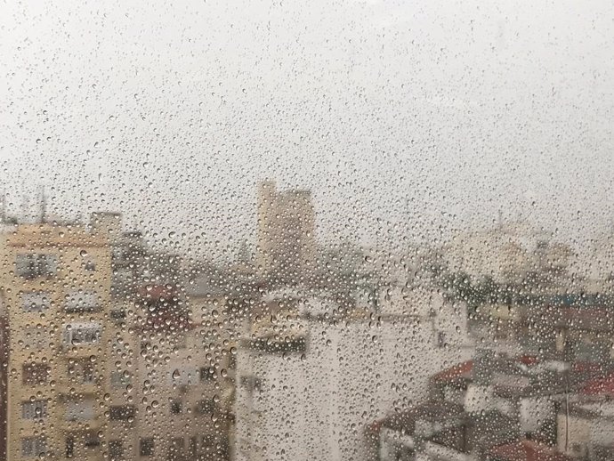 Lluvia en València a través de una ventana