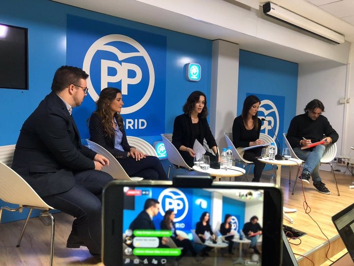 Encuentro de periodistas en la 'Sala Tuits' del PP de Madrid