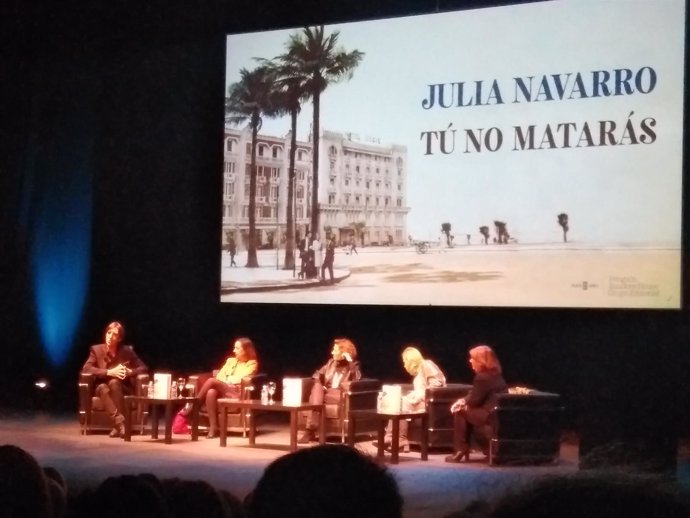 Julia Navarro presenta en Madrid su novela 'Tú no matarás'