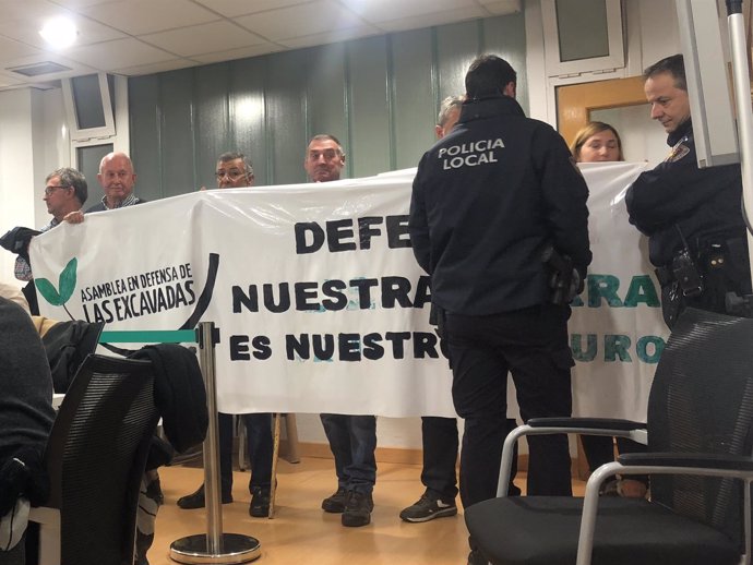 La Policía Local con los miembros de la Plataforma de las Excavadas