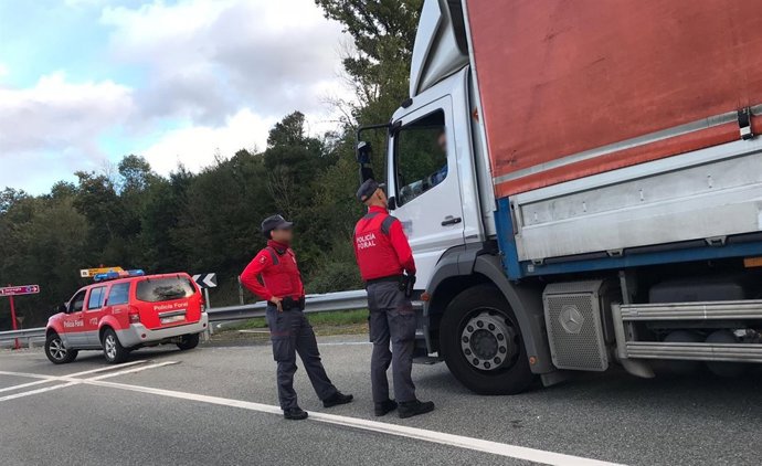 Agentes de la Policía Foral.