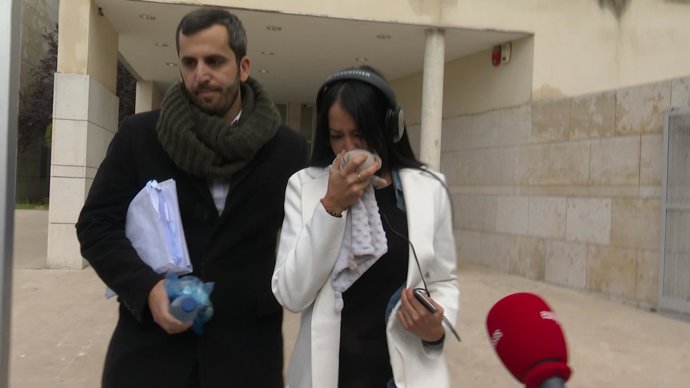 Aurah abandona los juzgados llorando