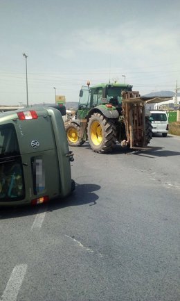 Accidente vehículo y tractor
