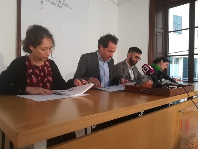 Marc Pons y Joan Groizard con las representantes de Cáritas y Creu Roja