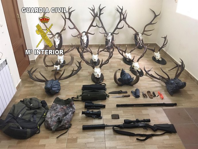 Piezas, armas y efectos incautados a los tres investigados.