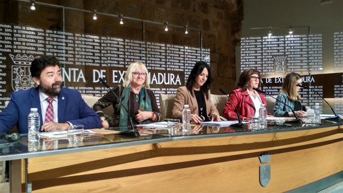 Junta, sindicatos y patronal firman el documento