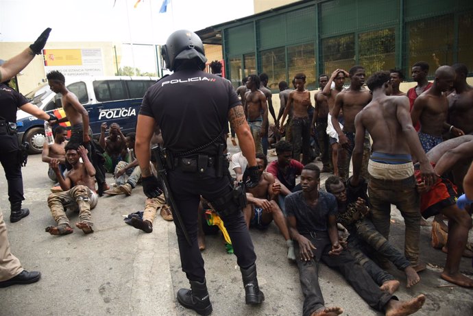 Inmigrantes que han llegado a Ceuta saltando la valla durante el rezo