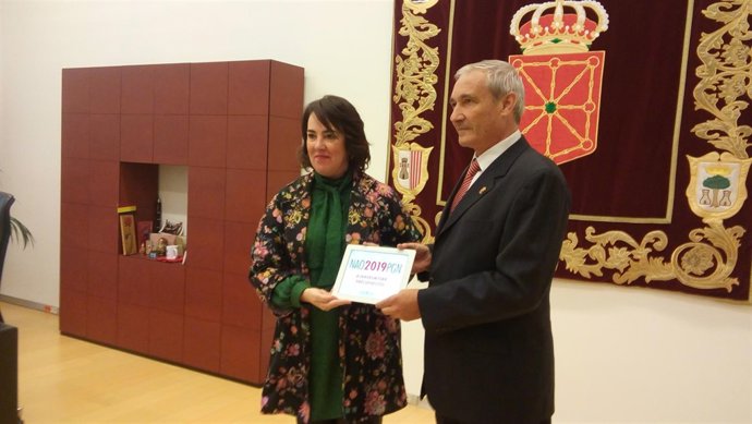 Mikel Aranburu entrega a Ainhoa Aznárez el proyecto de presupuestos de 2019