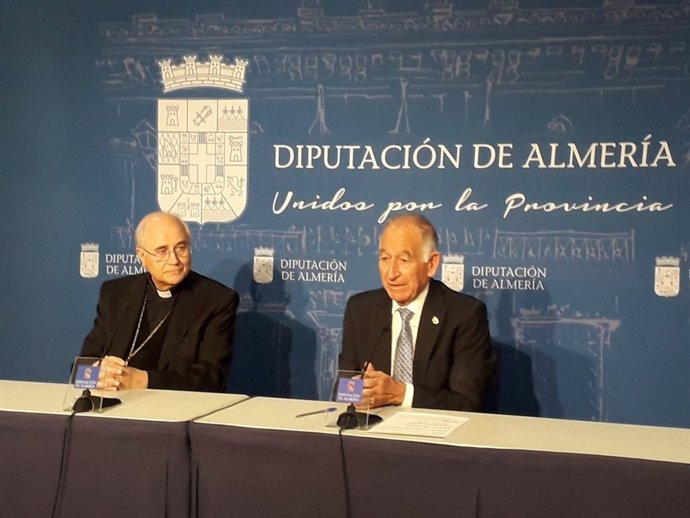 El obispo, Adolfo González Montes, en rueda de prensa junto a Amat (PP)
