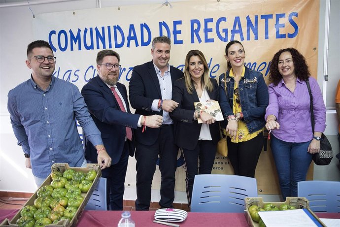 La presidenta de la Junta, Susana Díaz, con regantes en Viator (Almería)