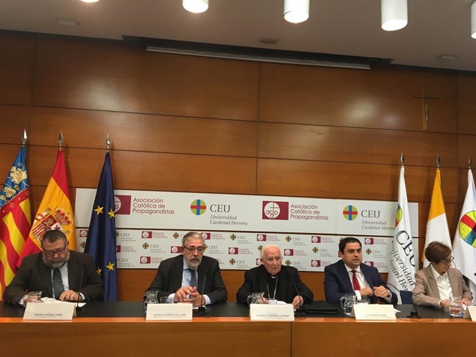 El cardenal Cañizares presentando el manifiesto 'Por una educación en libertad'