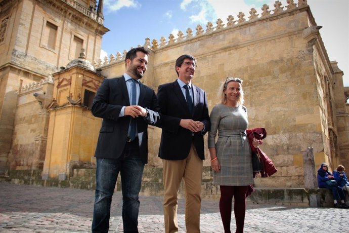 Juan Marín (Cs), en el centro, en un acto público en Córdoba