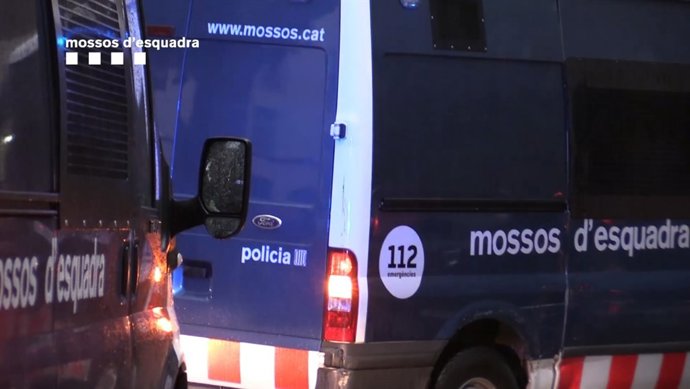 Els Mossos traslladen els detinguts del narcopisos de Barcelona